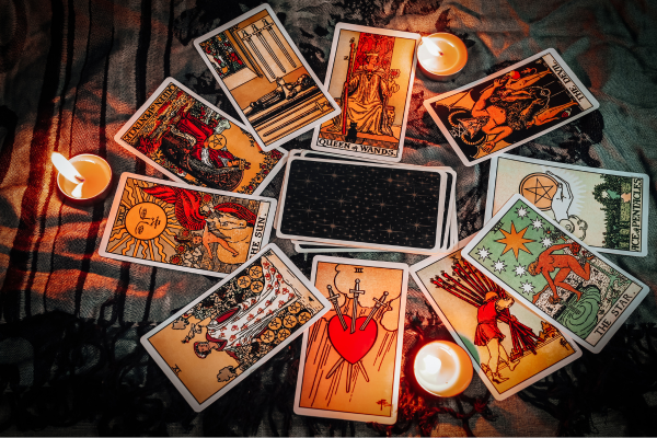 Cartes de tarot étalées sur une table en bois