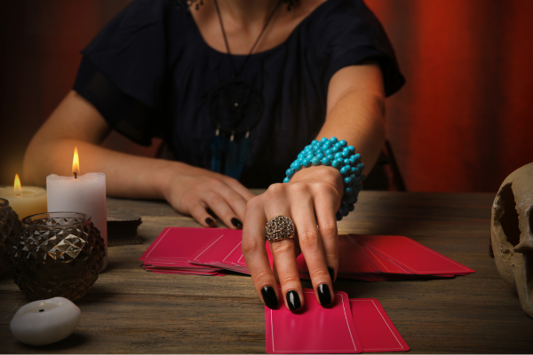 Cartes de tarot disposées en cercle sur une table en bois