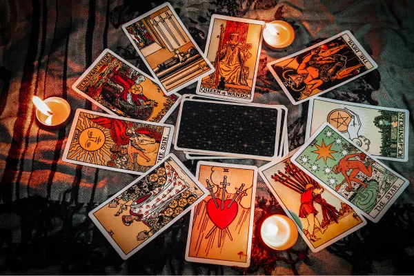 Cartes étalées sur une table en bois pour un tirage