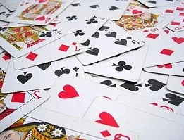 Jeu de 32 cartes étalé pour une lecture d'associations