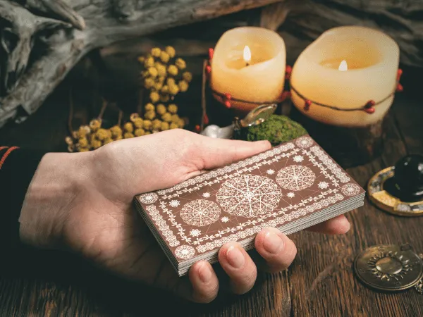 Disposition du tirage tarot en croix avec les arcanes majeurs
