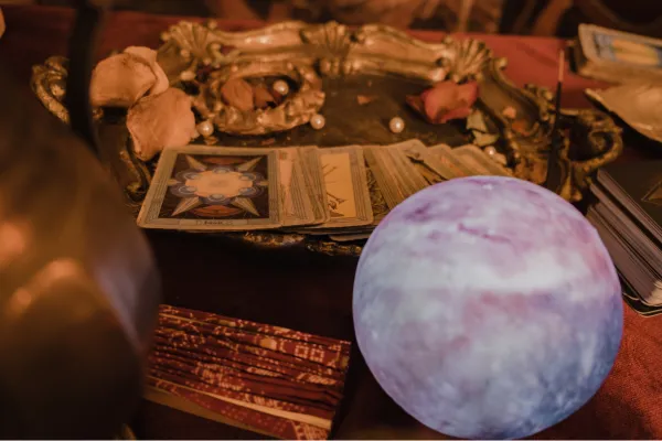 Cartes de tarot étalées pour un tirage amour gratuit